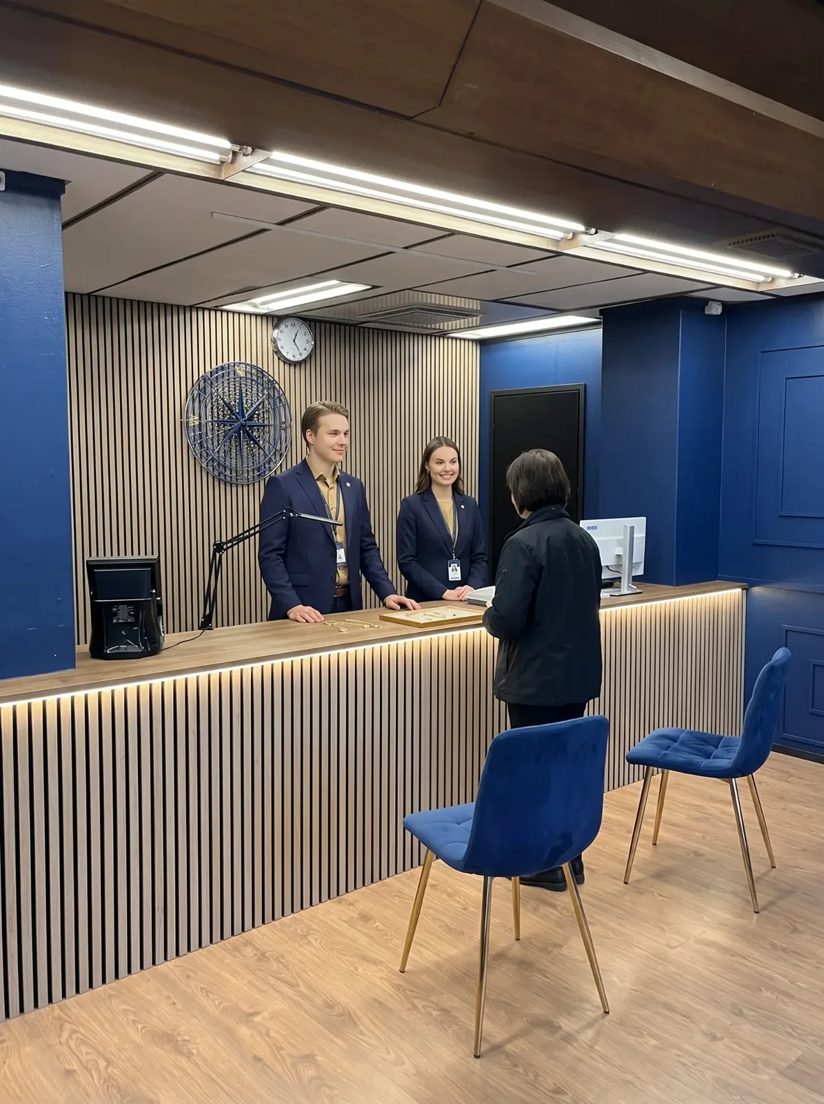 Kultaholvin asiantuntijat Helsingin showroomin tiskillä